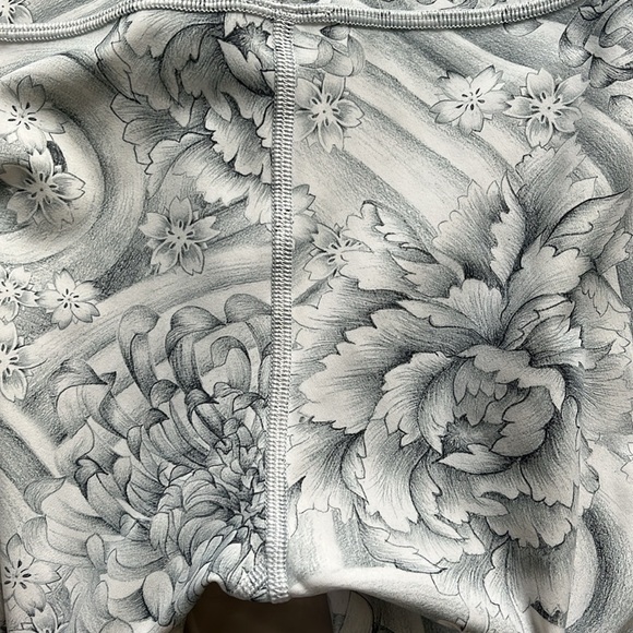 Lululemon Wunder Under High Rise Crop in Twine White Multi - Picture 9 of 10